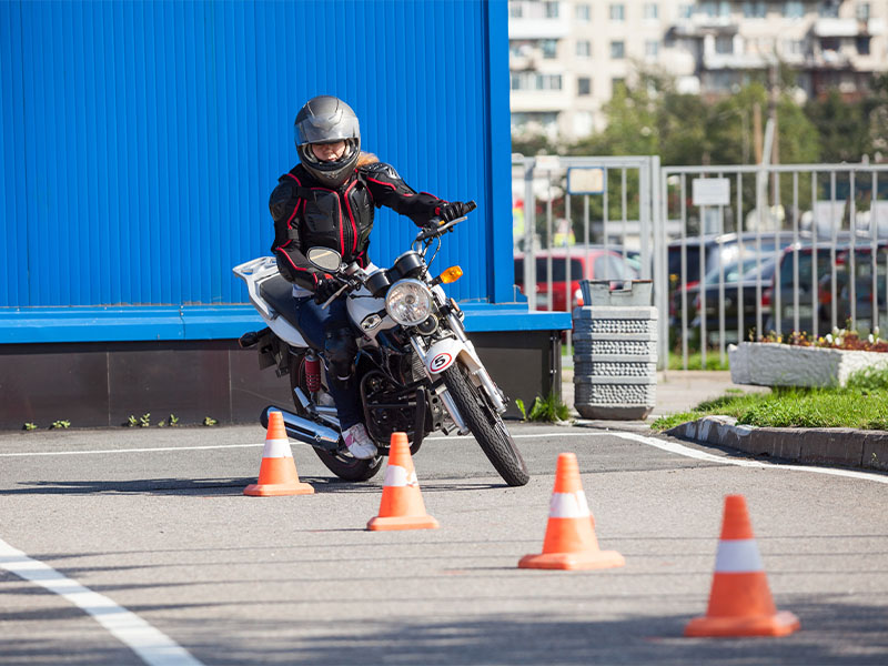 découvrez nos conseils pour une conduite sûre à moto à la réunion et profitez pleinement de votre expérience sur les routes de l'île.