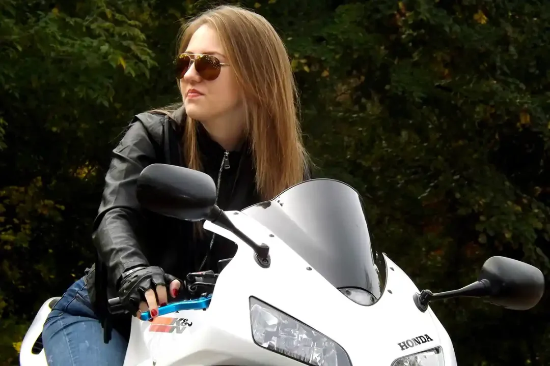 découvrez notre guide complet sur l'assurance moto : conseils, astuces et informations essentielles pour bien choisir votre couverture d'assurance et protéger votre véhicule à deux roues.