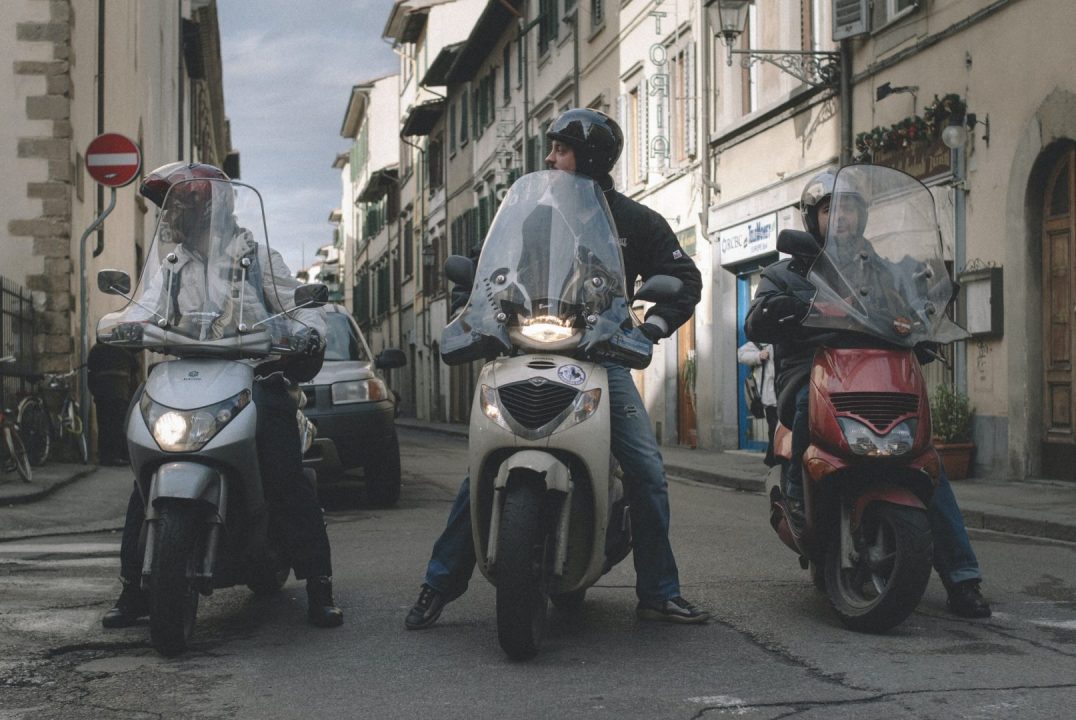 découvrez les nombreux avantages du scooter 50cc, un moyen de transport économique, pratique et écologique. idéal pour les trajets urbains, il offre agilité, maniabilité et un accès facilité aux zones à circulation restreinte. apprenez-en plus sur son faible coût d'entretien et sa consommation réduite, parfaits pour les jeunes conducteurs et les citadins.